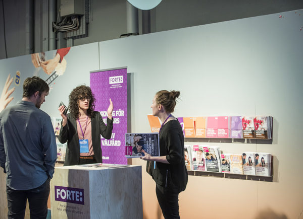 Två personer samtal i Fortes monter på Forte Talks 2019